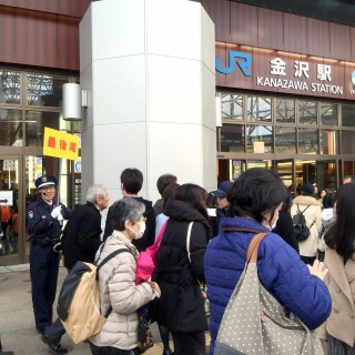 新幹線開業初日。お客さんがあふれています。