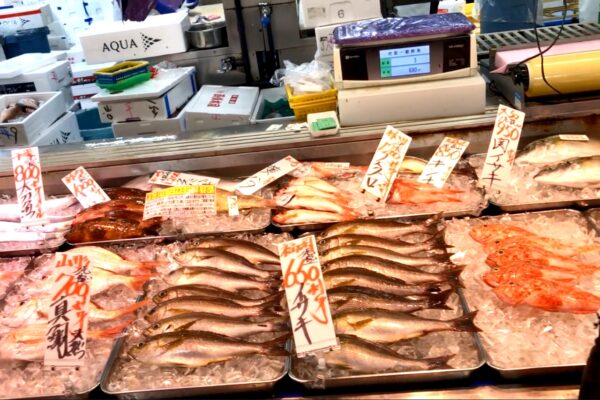 生の魚は丸のままカットせず販売しますが、下処理はサービスで行います。