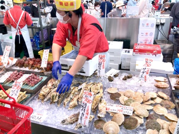 貝の美味しい食べ方を説明しているスタッフ