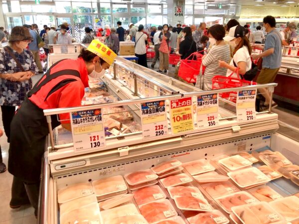 朝１０時、店内の雑踏の様子です。