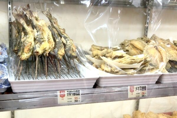 展示の仕方も独特で魚屋の惣菜を意識しています。