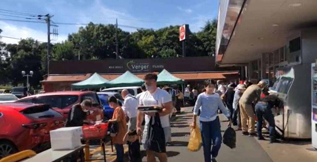 小平店の店頭にて