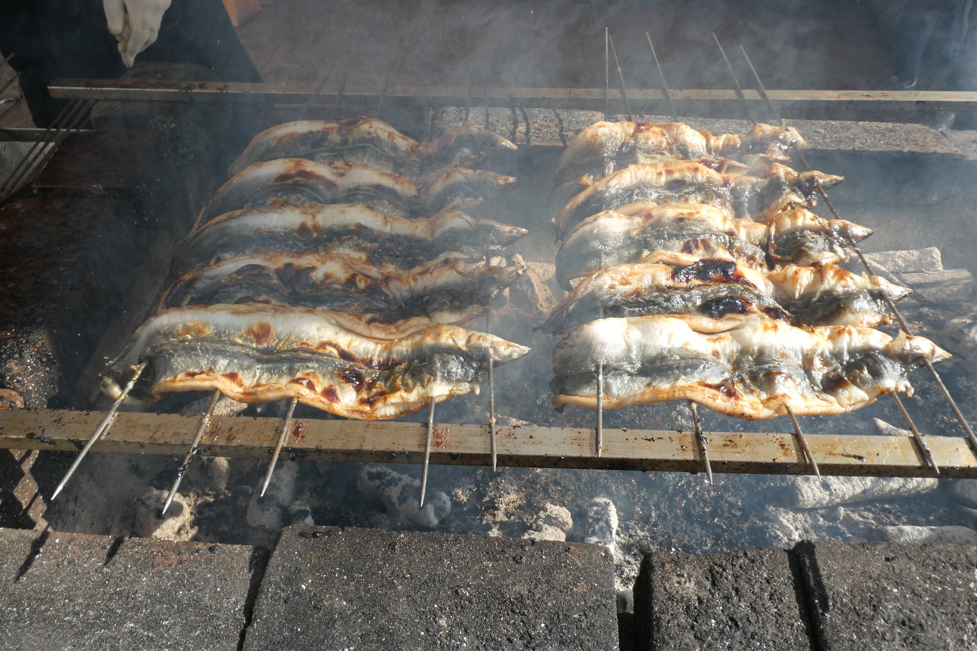 炭火での鰻の焼き工程。焼きは一生とも言われる