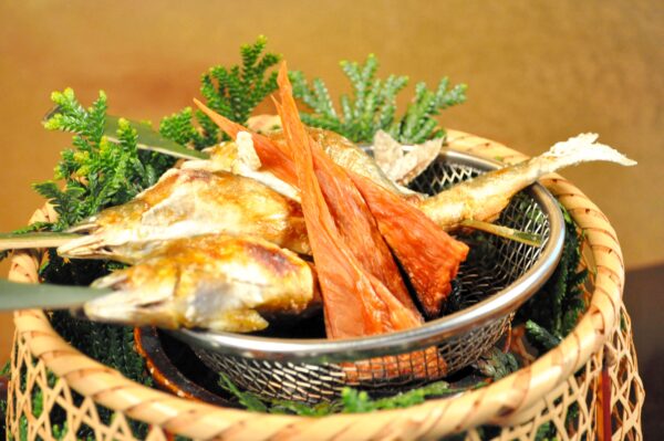 コンロにて熱々を召し上がれ!鮎の塩焼と能登の干口子(バチコ)